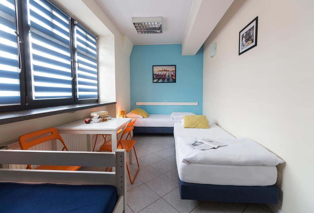 Hostel Hello & *